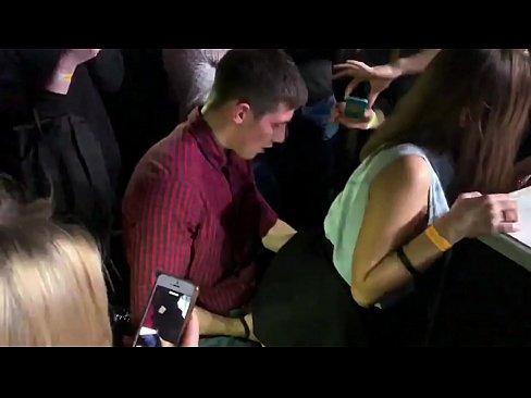 ❤️ Echter Sex in einem russischen Nachtclub. 18-jährige russische Mädchen in den Anus und Vagina gefickt in einem Nachtclub ☑ Sex video bei de.basseyn-vsem.ru ﹏